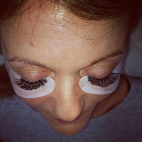 Close-up of a completed lash extension set by Leanne
