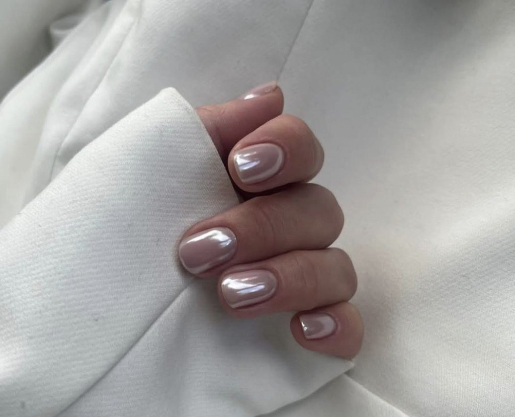 Pearlescent mermaid powder gel nails by Leanne